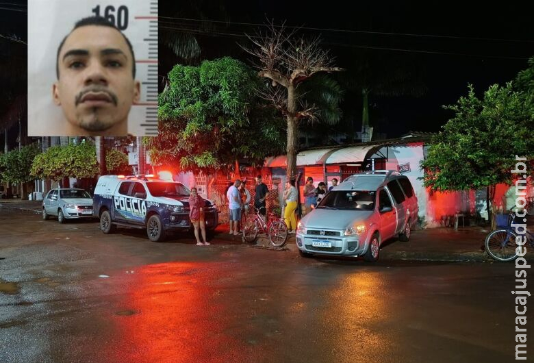 Jovem é assassinado dentro de casa com tiro na cabeça; polícia apreendeu drogas no local Jovem é assassinado dentro de casa com tiro na cabeça; polícia apreendeu drogas no local