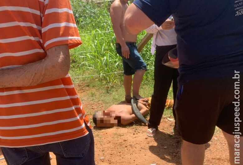 Ladrão é capturado e amarrado por populares até chegada da polícia Ladrão é capturado e amarrado por populares até chegada da polícia