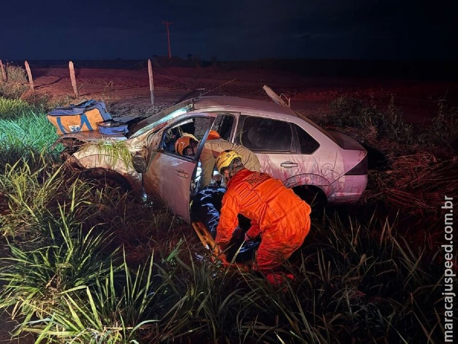 Motorista fica ferido ao perder controle do carro e cair em valeta na MS-134 Motorista fica ferido ao perder controle do carro e cair em valeta na MS-134