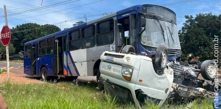 Ônibus sem freio atinge e faz caminhão capotar em Glória de Dourados Ônibus sem freio atinge e faz caminhão capotar em Glória de Dourados