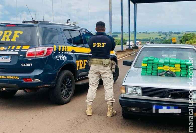 Polícia apreende veículo que transportava maconha e arma de fogo Polícia apreende veículo que transportava maconha e arma de fogo
