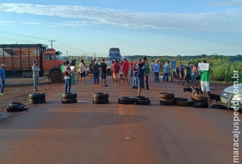 Populares bloqueiam trecho da BR-163 em protesto por mais segurança na rodovia Populares bloqueiam trecho da BR-163 em protesto por mais segurança na rodovia