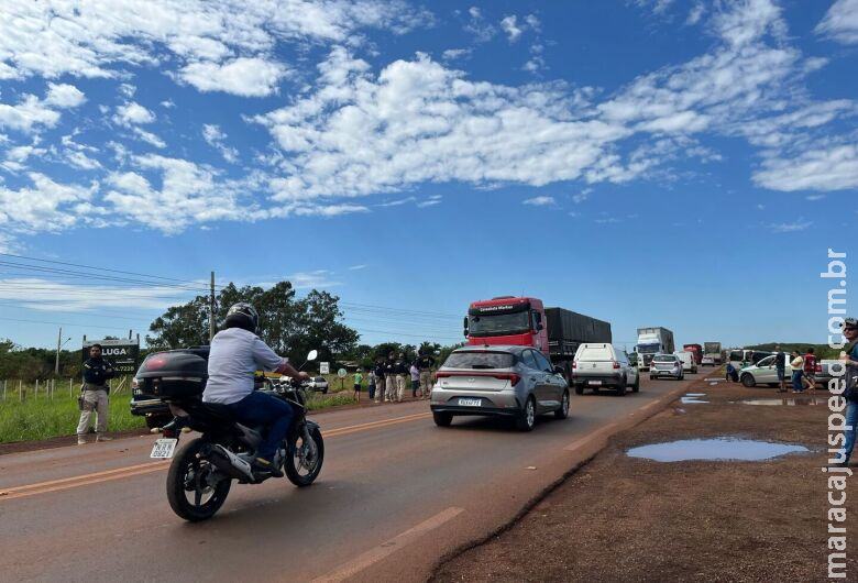 Populares encerram bloqueio na BR-163 após 3h e reunião vai definir medidas de segurança no local Populares encerram bloqueio na BR-163 após 3h e reunião vai definir medidas de segurança no local
