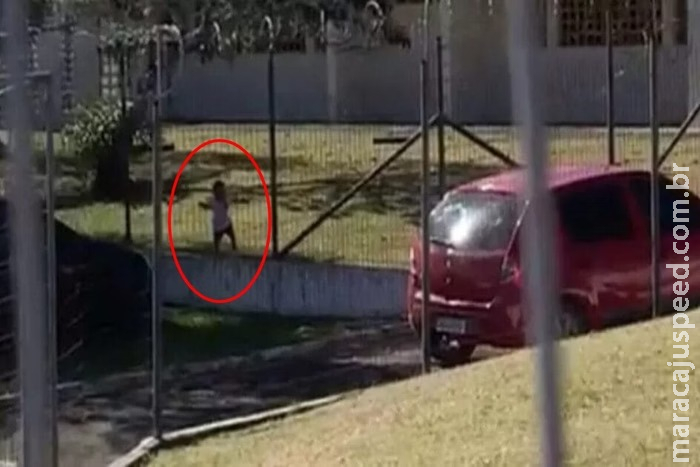 Professoras são demitidas por abandonarem criança sozinha no sol Professoras são demitidas por abandonarem criança sozinha no sol