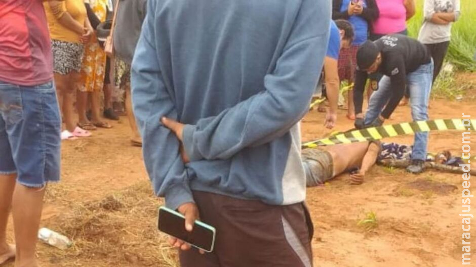 Rapaz é assassinado a pauladas e com 15 facadas durante bebedeira em Caarapó Rapaz é assassinado a pauladas e com 15 facadas durante bebedeira em Caarapó