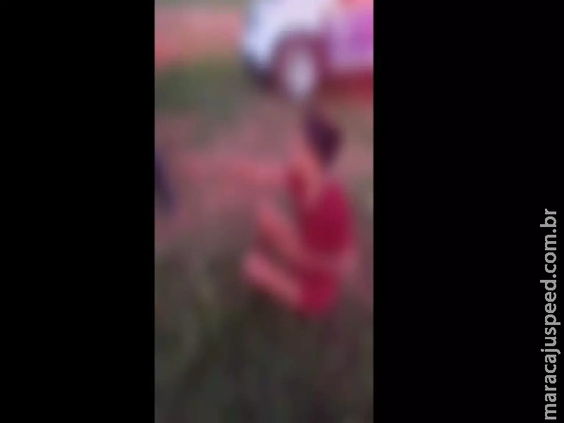 VÍDEO mostra mãe que jogou bebê e menino em poça d’água descontrolada: ‘fuma droga’ VÍDEO mostra mãe que jogou bebê e menino em poça d’água descontrolada: ‘fuma droga’