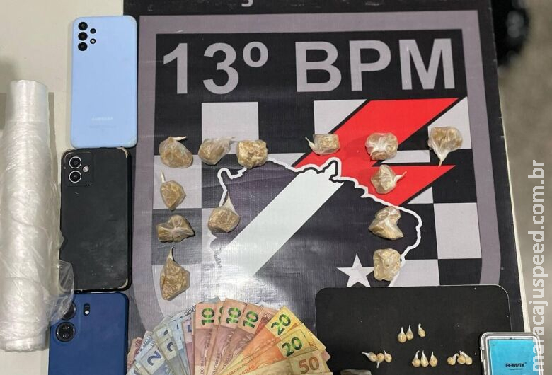 Ação policial termina com quatro pessoas encaminhadas à delegacia por tráfico de drogas Ação policial termina com quatro pessoas encaminhadas à delegacia por tráfico de drogas
