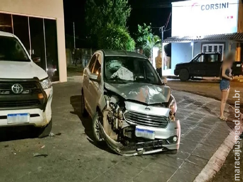 Adolescente pega carro escondido dos pais e bate em caminhonete em Camapuã
