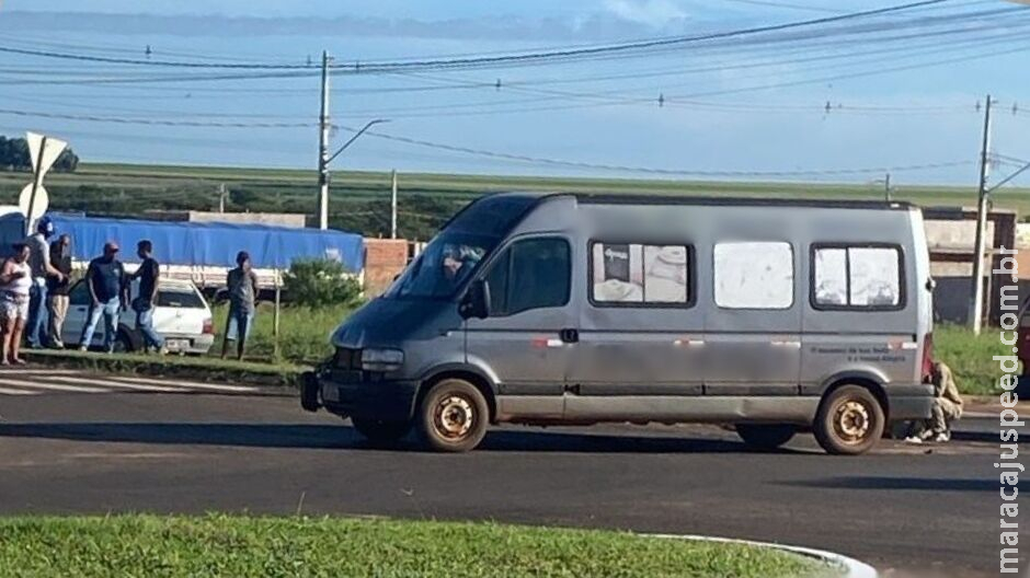 Adolescente sofre traumatismo grave em batida entre moto e van em Chapadão do Sul Adolescente sofre traumatismo grave em batida entre moto e van em Chapadão do Sul