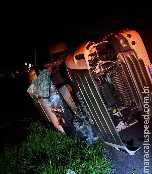 Carreta carregada com soja tomba e deixa motorista ferido na MS-156