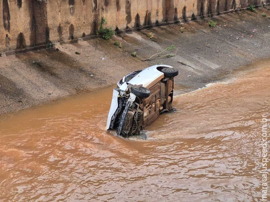Carro cai em córrego e três pessoas ficam feridas em Campo Grande Carro cai em córrego e três pessoas ficam feridas em Campo Grande