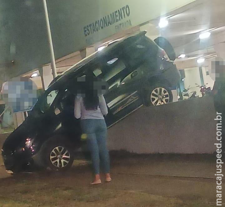 Carro fica pendurado em mureta após motorista se confundir com câmbio automático em loja de departamento de Três Lagoas Carro fica pendurado em mureta após motorista se confundir com câmbio automático em loja de departamento de Três Lagoas