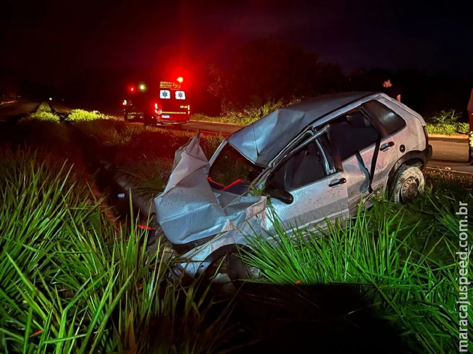 Carro sai da pista, cai em vala e deixa feridos na MS-134, entre Nova Andradina e Batayporã