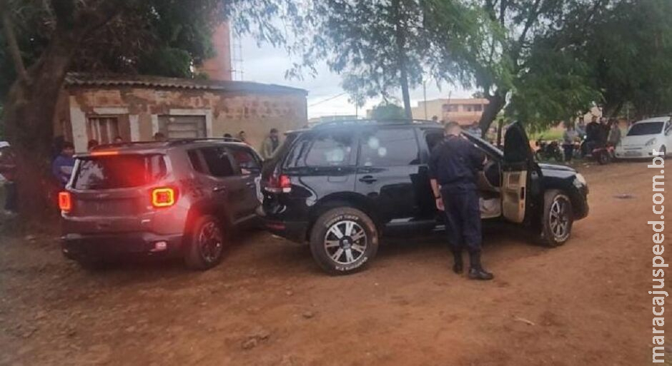 Dupla é atacada com tiros de fuzil após deixar presídio na fronteira Dupla é atacada com tiros de fuzil após deixar presídio na fronteira