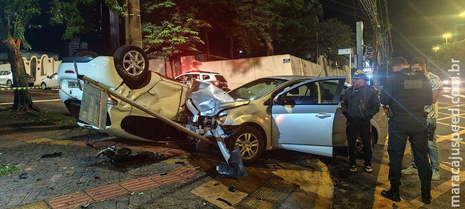 Em Campo Grande, carro fica destruído em capotamento na Espírito Santo com a Afonso Pena Em Campo Grande, carro fica destruído em capotamento na Espírito Santo com a Afonso Pena