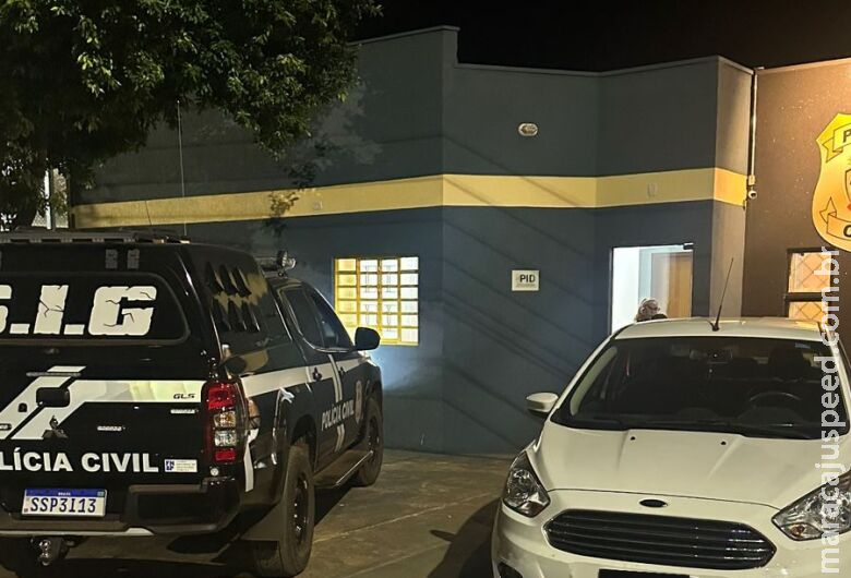 Embriagado, homem invade cena de crime e incita população contra policiais Embriagado, homem invade cena de crime e incita população contra policiais