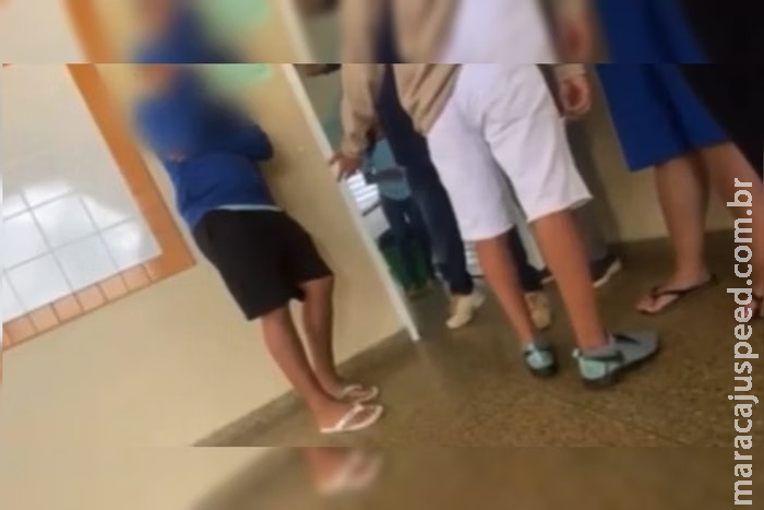 "Eu corto o seu pescoço": educador ameaça aluno fora de sala "Eu corto o seu pescoço": educador ameaça aluno fora de sala
