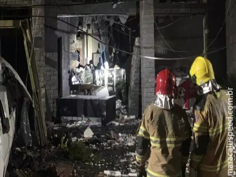 Explosão destrói padaria em MG e atinge outros 9 imóveis Explosão destrói padaria em MG e atinge outros 9 imóveis