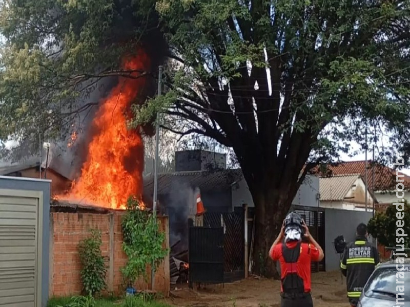 Fogo se alastra rapidamente e destrói parte de residência no Jardim Imá Fogo se alastra rapidamente e destrói parte de residência no Jardim Imá