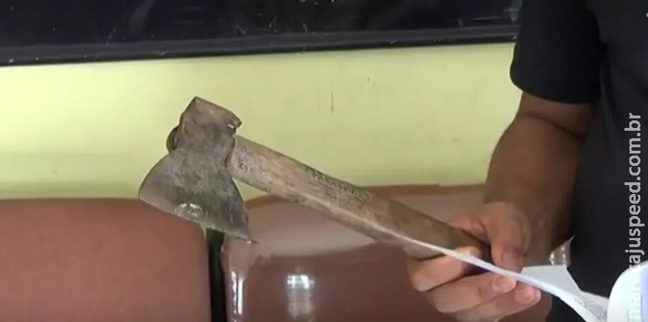 Homem é preso após ameaçar os pais com machado em Dourados Homem é preso após ameaçar os pais com machado em Dourados