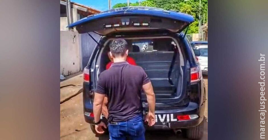 Homem é preso em flagrante após surrar esposa no meio da rua em Coxim Homem é preso em flagrante após surrar esposa no meio da rua em Coxim