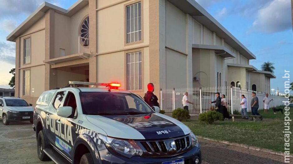 Indignado com igreja fechada, homem quebra vidro de Matriz para Indignado com igreja fechada, homem quebra vidro de Matriz para