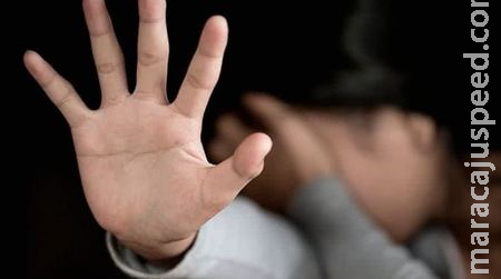 Mãe é denunciada após oferecer adolescente para marido estuprar e assistir ao crime em MS Mãe é denunciada após oferecer adolescente para marido estuprar e assistir ao crime em MS