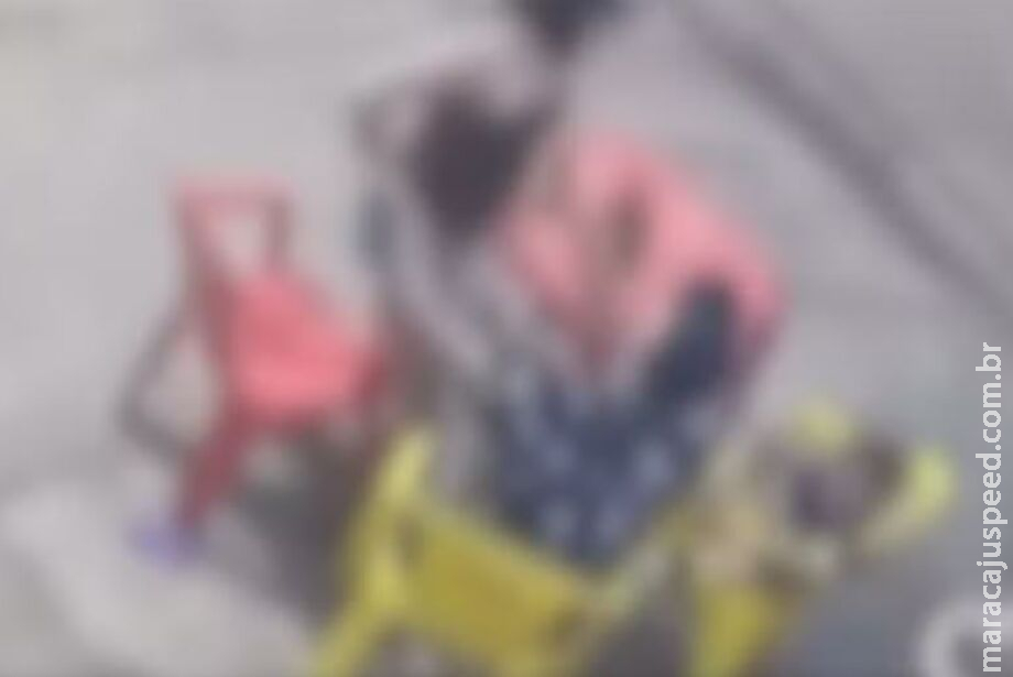 Mãe que espancou filha em bar perde guarda da criança Mãe que espancou filha em bar perde guarda da criança