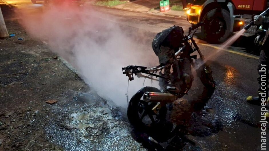 Marido é suspeito de incendiar a moto da própria esposa em Caarapó Marido é suspeito de incendiar a moto da própria esposa em Caarapó
