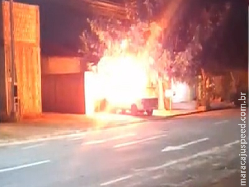 Mistério em Chamas: Carro é destruído por incêndio durante a madrugada em Três Lagoas