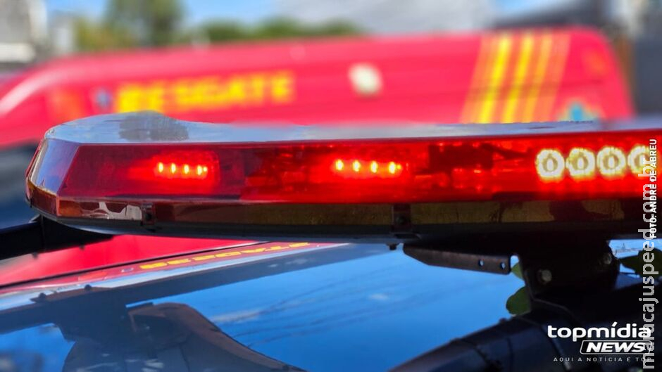 Motorista bêbado se distrai durante briga com esposa e bate em carro estacionado Motorista bêbado se distrai durante briga com esposa e bate em carro estacionado