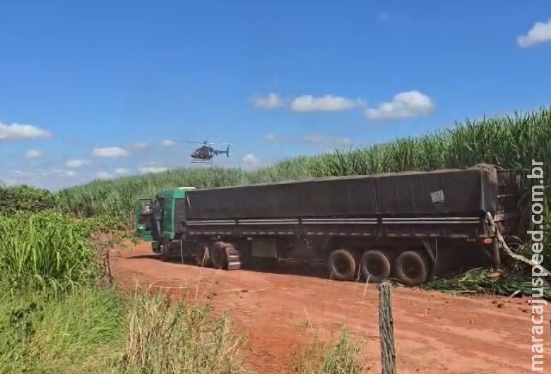 Motorista foge de abordagem e abandona carreta carregada de cigarros em canavial Motorista foge de abordagem e abandona carreta carregada de cigarros em canavial