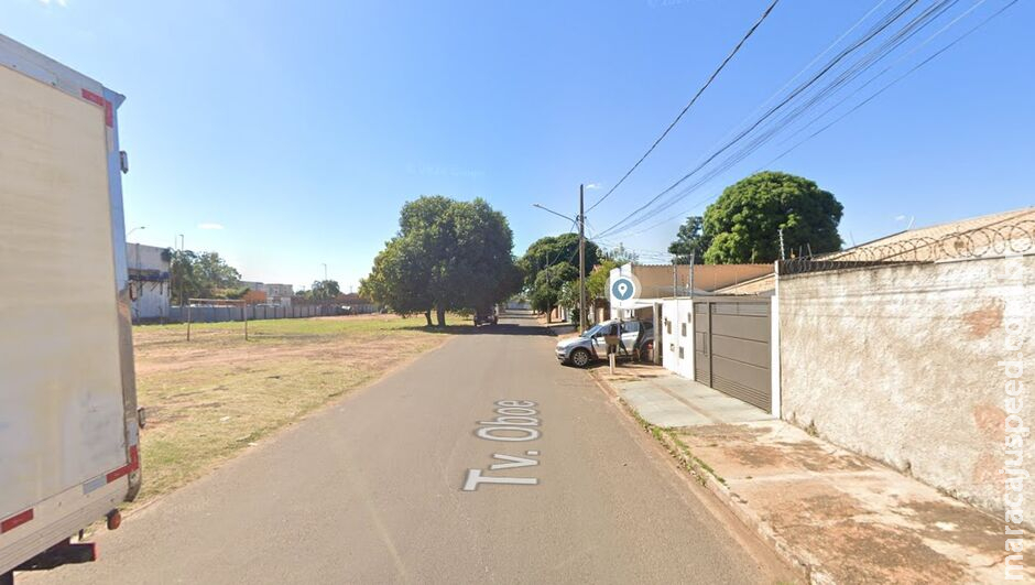 Mulher é espancada por grupo em três carros no Tiradentes Mulher é espancada por grupo em três carros no Tiradentes
