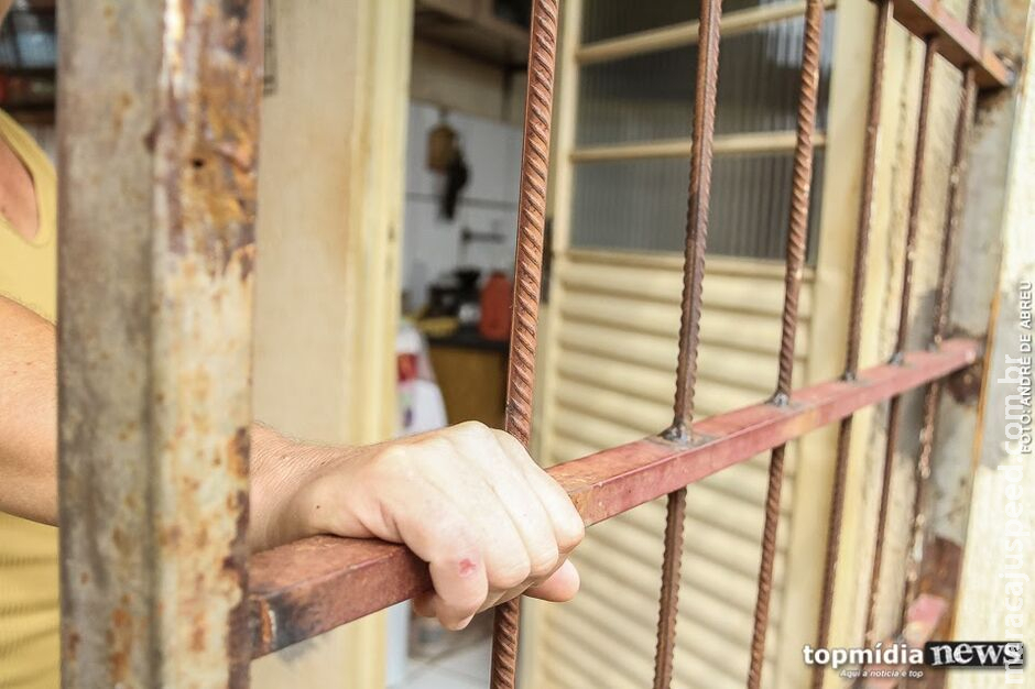 Mulher é mantida em cárcere; filho e amigo tentam resgatá-la e são esfaqueados em Corumbá Mulher é mantida em cárcere; filho e amigo tentam resgatá-la e são esfaqueados em Corumbá