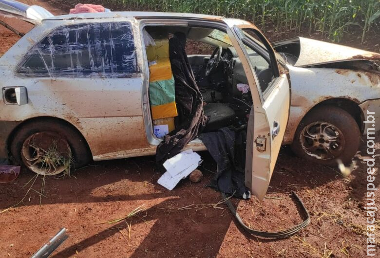 Mulher morre após capotar carro carregado com produtos contrabandeados Mulher morre após capotar carro carregado com produtos contrabandeados