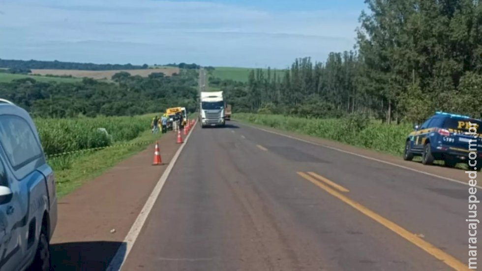 Mulher morre em acidente após caminhonete bater na traseira de caminhão na BR-163 em MS Mulher morre em acidente após caminhonete bater na traseira de caminhão na BR-163 em MS