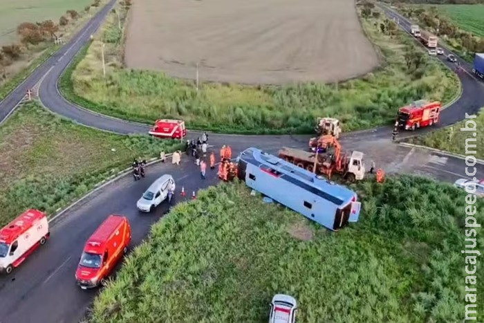 Ônibus com 50 pessoas tomba e deixa pelo menos 10 mortos em MG Ônibus com 50 pessoas tomba e deixa pelo menos 10 mortos em MG