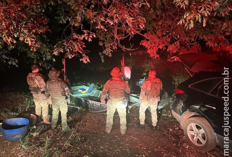 Polícia apreende embarcação clandestina com 1t de maconha na divisa entre PR e MS Polícia apreende embarcação clandestina com 1t de maconha na divisa entre PR e MS