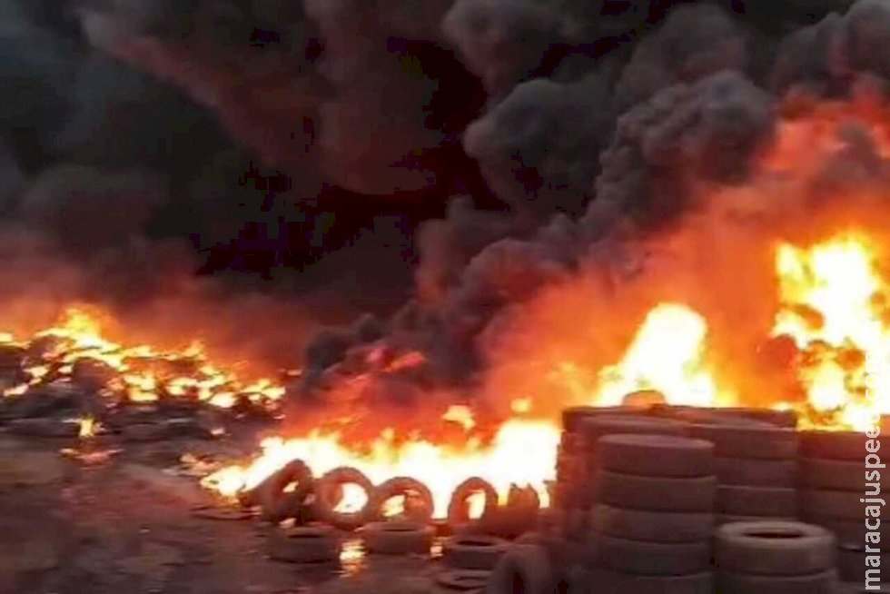 Após incêndio de 21 horas que espalhou fumaça tóxica na fronteira com MS, depósito de pneus é interditado Após incêndio de 21 horas que espalhou fumaça tóxica na fronteira com MS, depósito de pneus é interditado