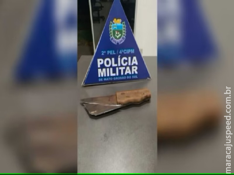 Briga no alojamento entre três irmãos termina com dois esfaqueados pelo mais novo Briga no alojamento entre três irmãos termina com dois esfaqueados pelo mais novo
