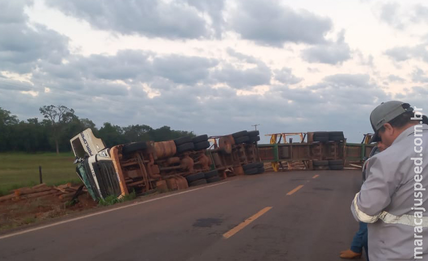 Caminhão tomba na MS-377 e caminhoneiro fica em estado grave em Inocência Caminhão tomba na MS-377 e caminhoneiro fica em estado grave em Inocência