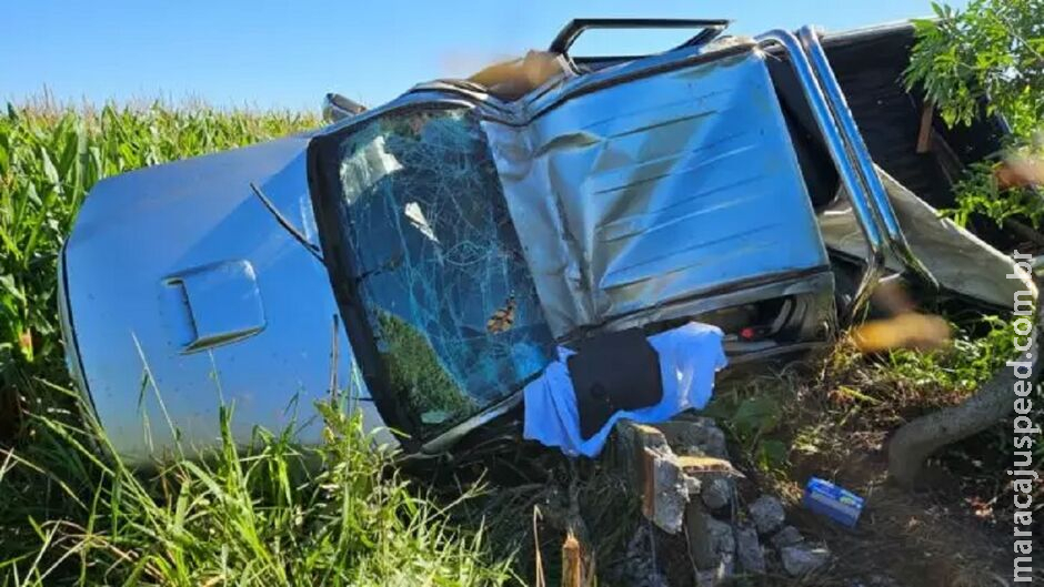 Caminhonete capota, atinge poste e mata homem na MS-295 Caminhonete capota, atinge poste e mata homem na MS-295