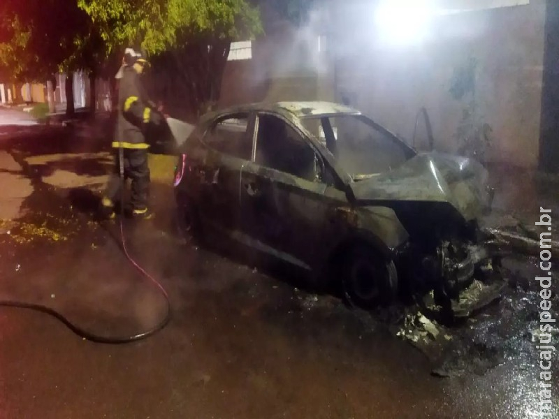 Carro fica completamente destruído após bater contra caminhonete e pegar fogo Carro fica completamente destruído após bater contra caminhonete e pegar fogo