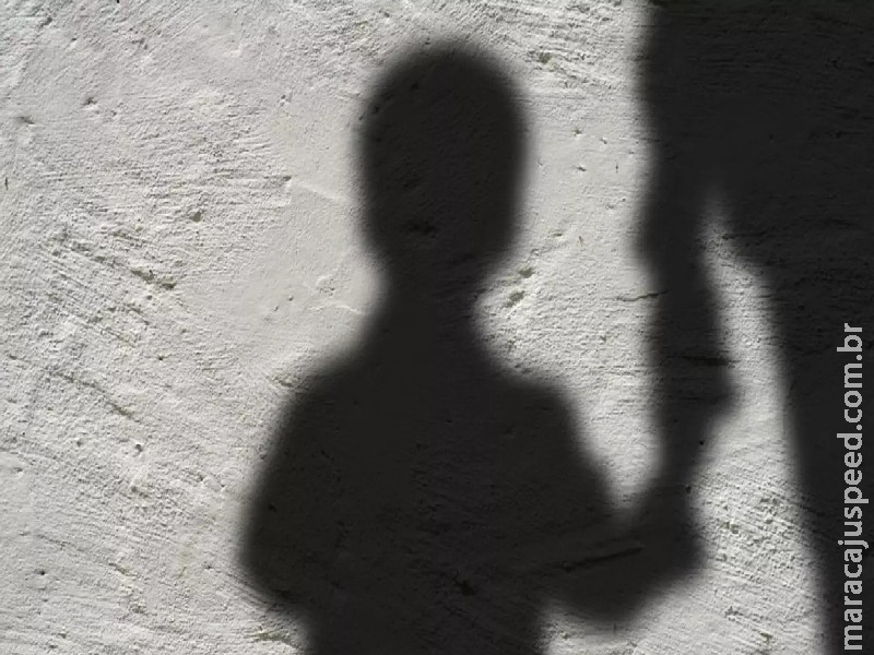 Criança é agredida com tapa no rosto pelo namorado da mãe que vai preso por maus-tratos Criança é agredida com tapa no rosto pelo namorado da mãe que vai preso por maus-tratos