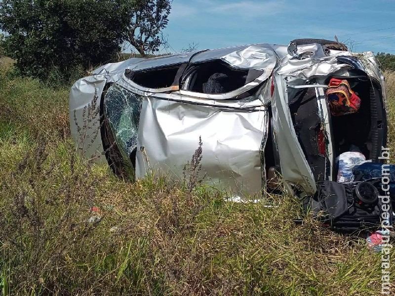 Crianças são arremessadas de veículo durante capotamento na BR-262 Crianças são arremessadas de veículo durante capotamento na BR-262