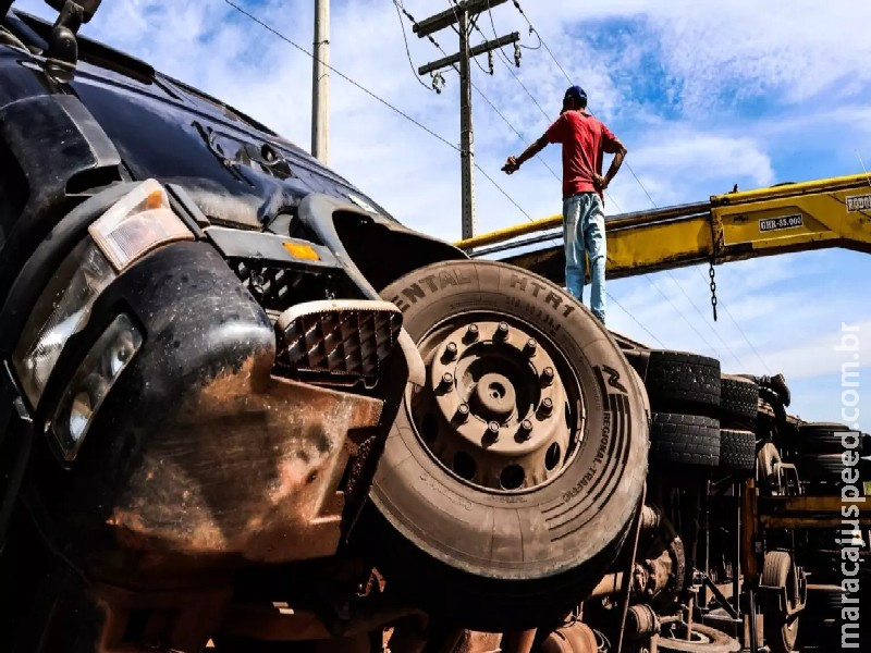 Desnível em rodovia na BR-262 acaba com tombamento de carreta carregada com algodão Desnível em rodovia na BR-262 acaba com tombamento de carreta carregada com algodão