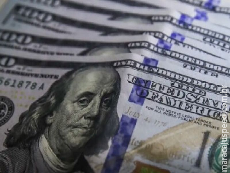 Dólar aproxima-se de R$ 5,70 com incertezas sobre IOF