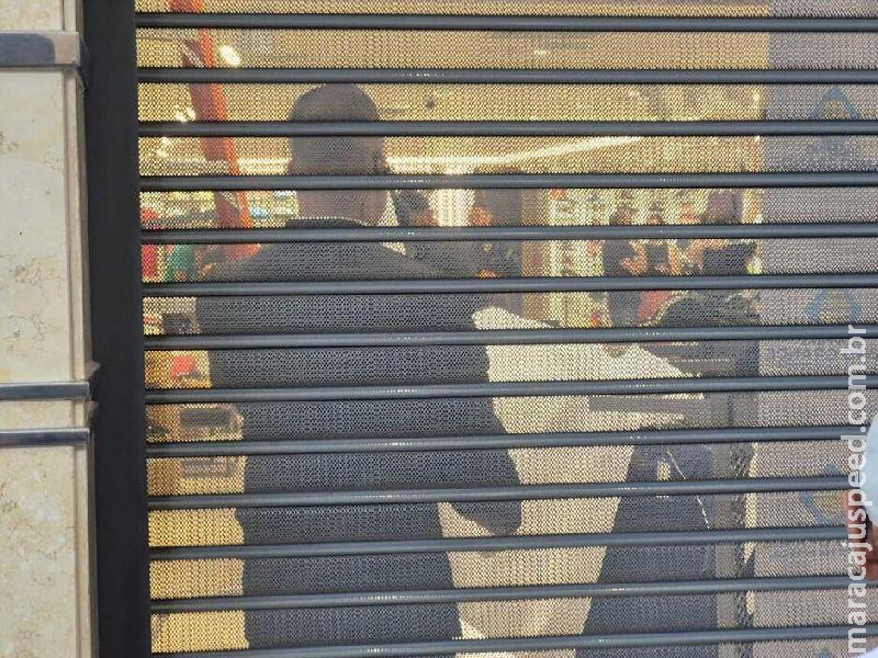 Estilhaços de disparo acidental atingiram cabeça de vendedor em loja de shopping Estilhaços de disparo acidental atingiram cabeça de vendedor em loja de shopping