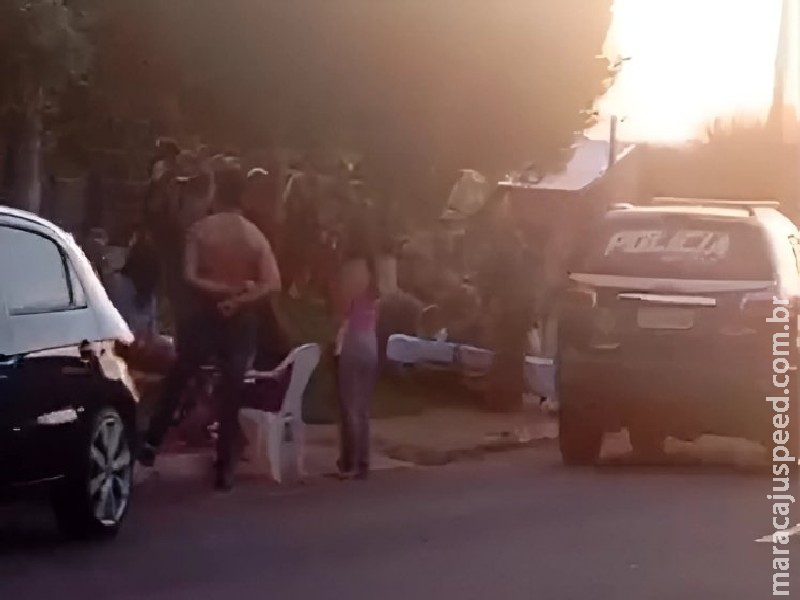 Filho ataca pais com enxada, avança sobre PM e acaba baleado em Ivinhema Filho ataca pais com enxada, avança sobre PM e acaba baleado em Ivinhema
