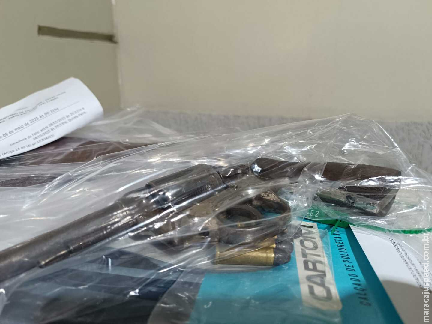 Foragido joga arma no quintal ao ver viatura e acaba preso Foragido joga arma no quintal ao ver viatura e acaba preso